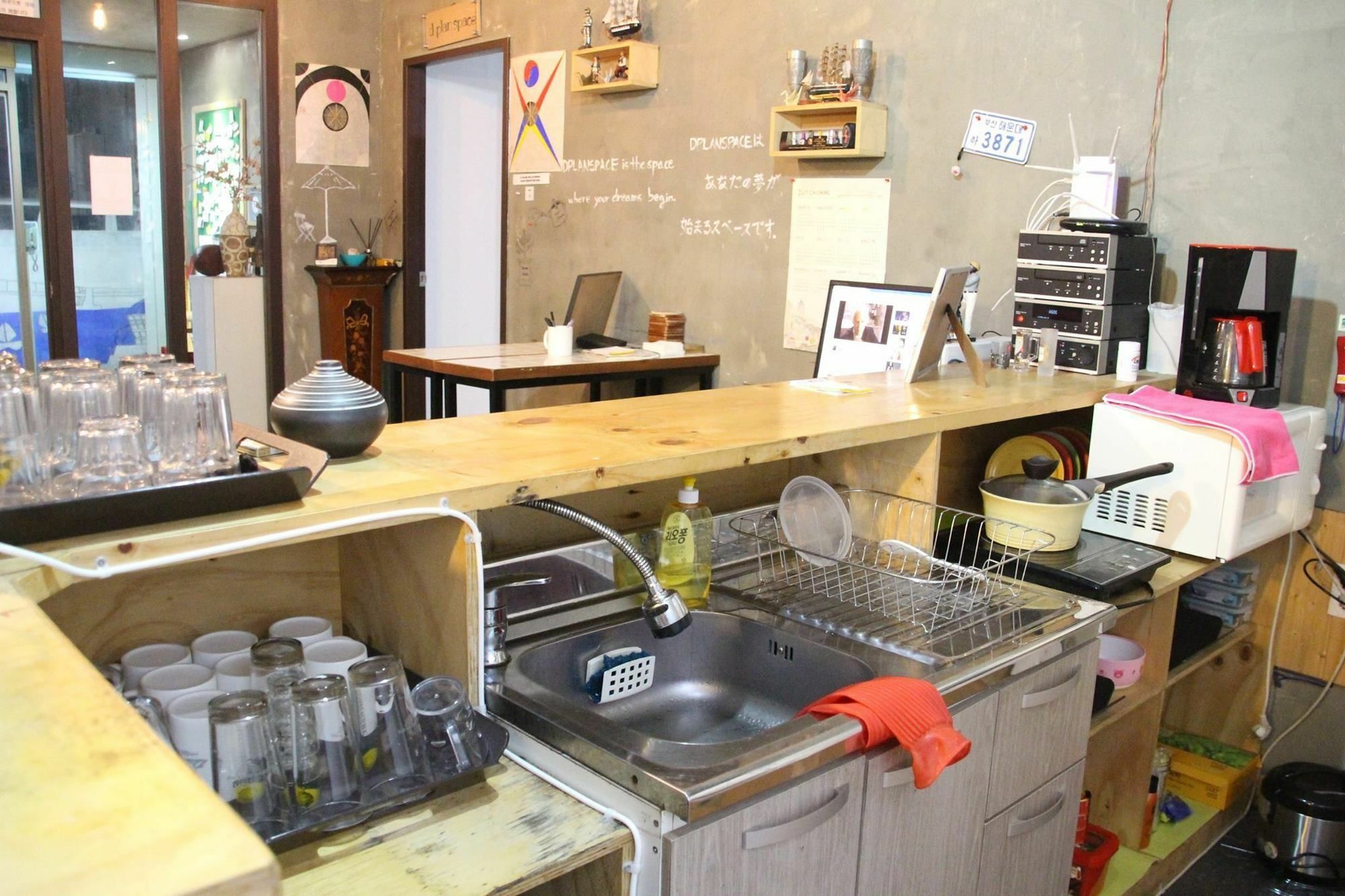 Backpackers' House Hotel Busan Bagian luar foto
