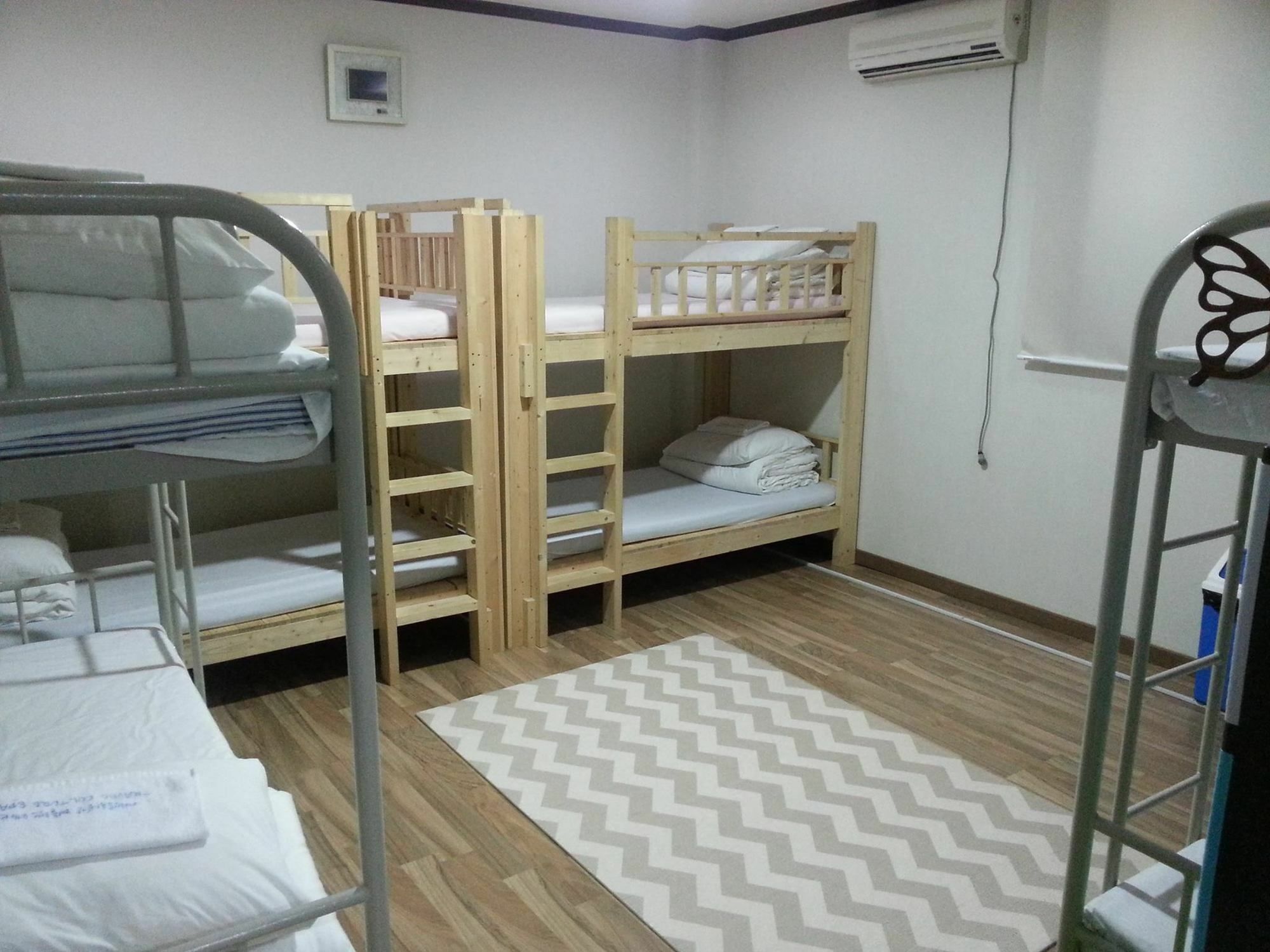 Backpackers' House Hotel Busan Bagian luar foto